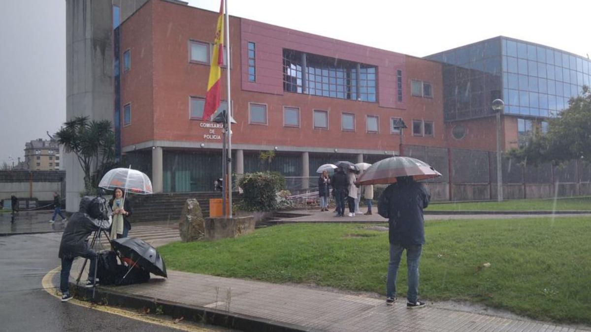 Medios de comunicación, ayer, a la puerta de la Comisaría de El Natahoyo.