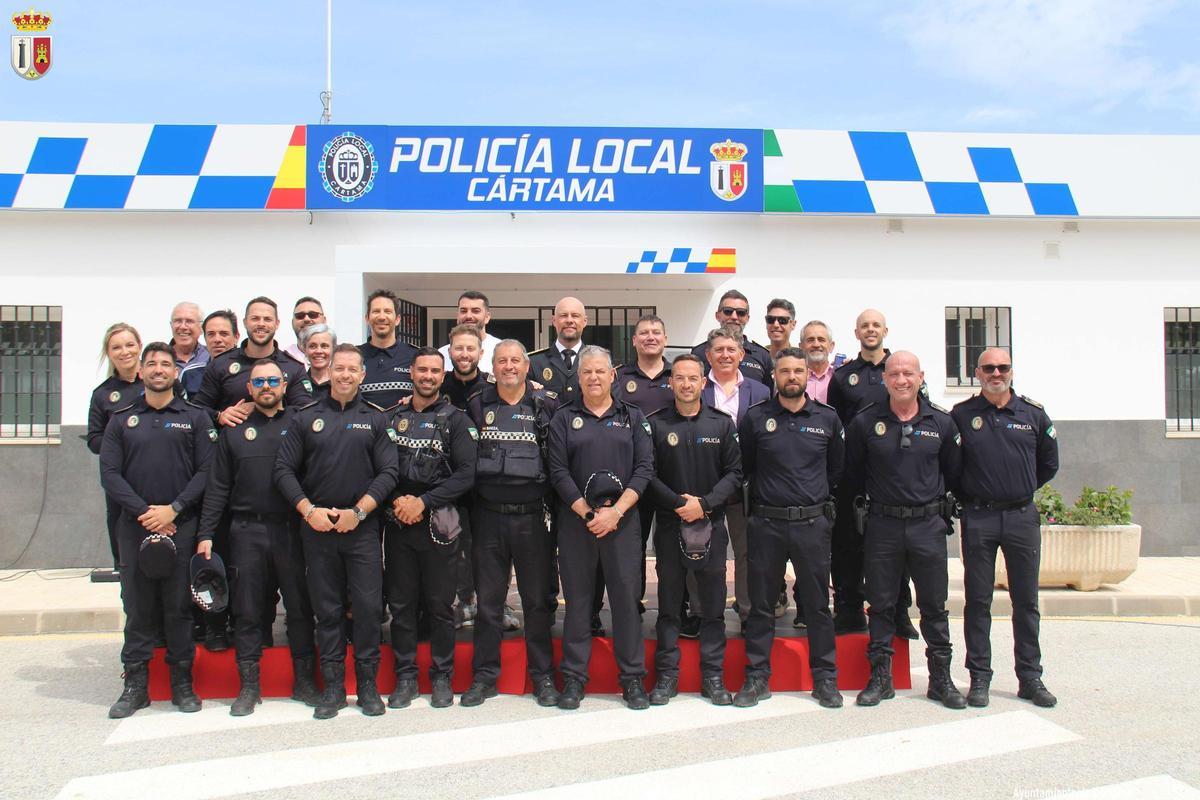 A la inauguracion han asistido los agentes que conforman la plantillad e la Policía Local cartameña