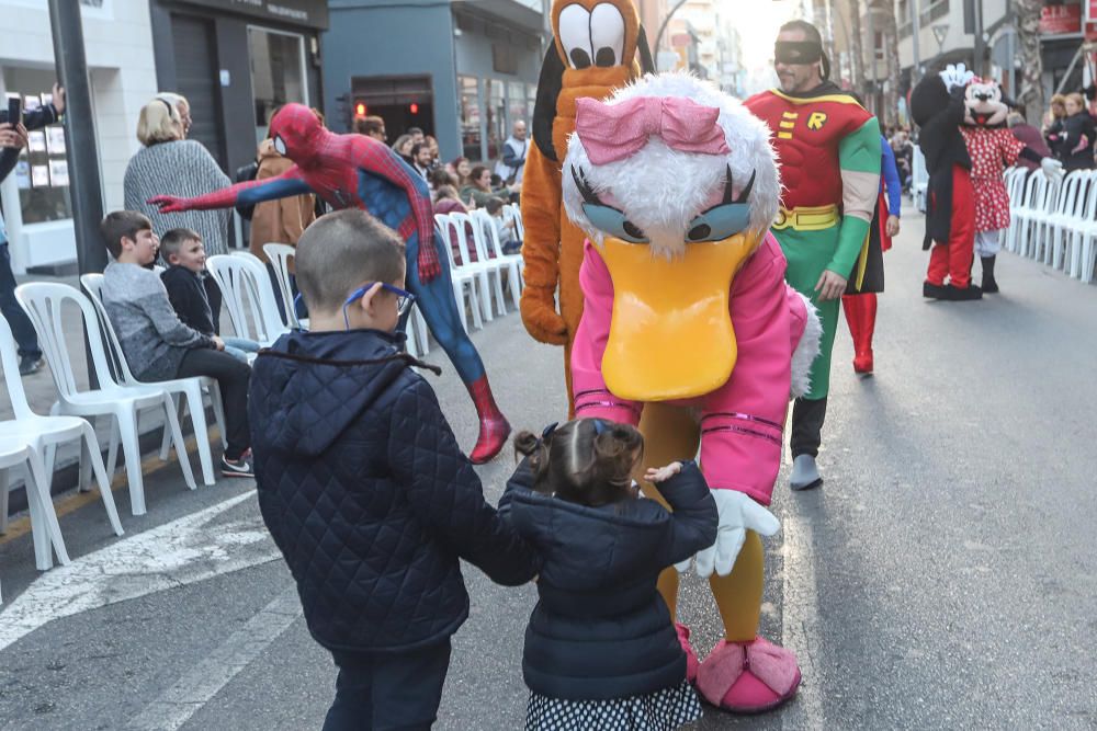 El Desfile Infantil recorrió la calle Ramón Gallud, en el centro de Torrevieja, en uno de los actos más populares de las fiestas patronales en honor a la Purísima