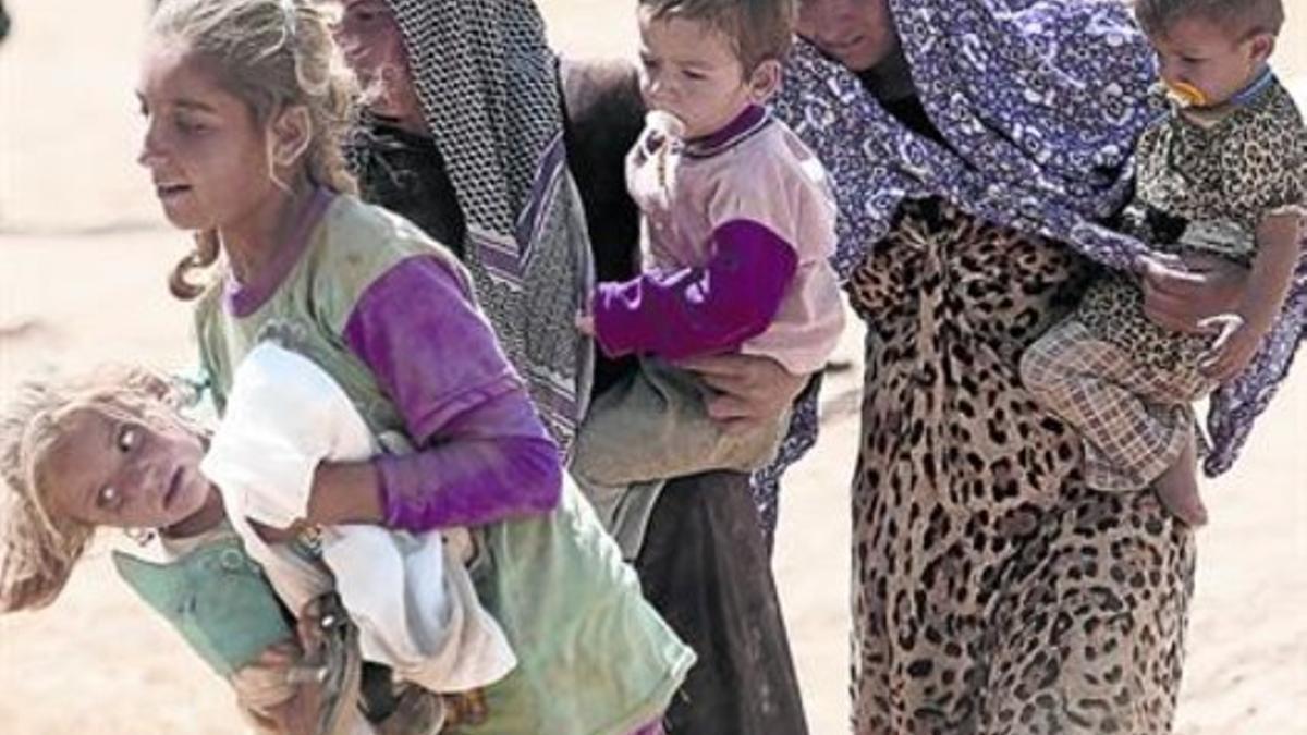 El éxodo 8 Miembros de la comunidad yazidí huyen de Sinjar hacia la frontera con Siria, el lunes.