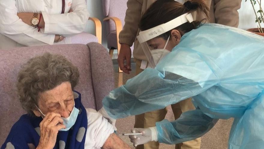 Esperanza, con 104 años, primera vacunada en Calp