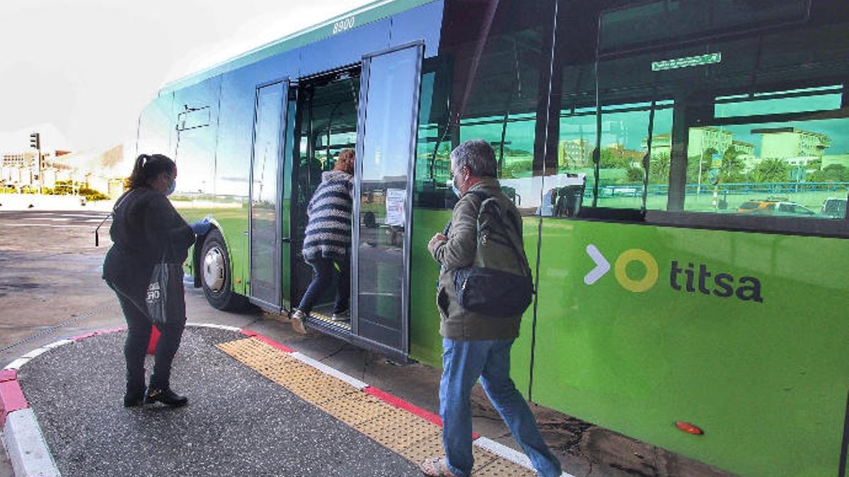 Pasajeros suben a una guagua en el Intercambiador de La Laguna.