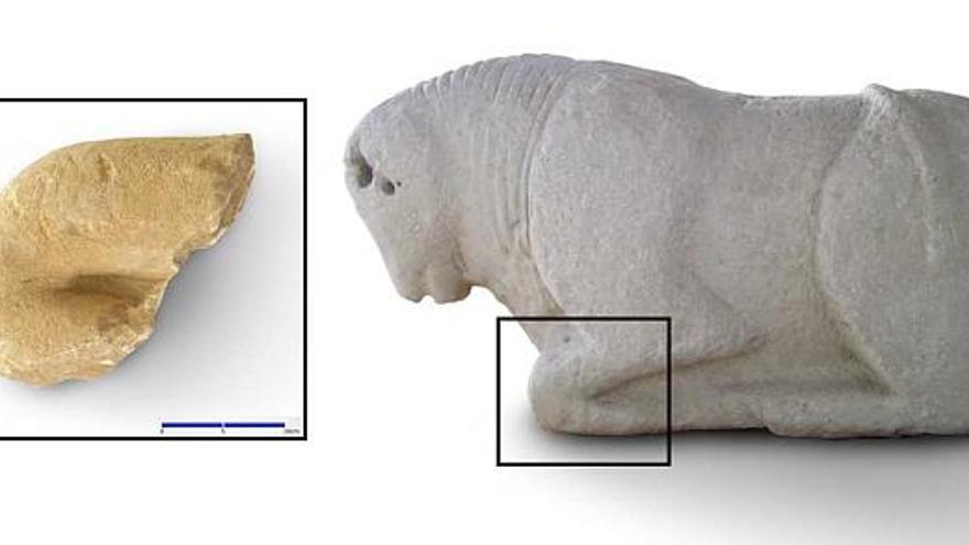El fragmento de pata de un toro encontrada en Monforte y al lado una escultura idéntica a la que podría haber pertenecido