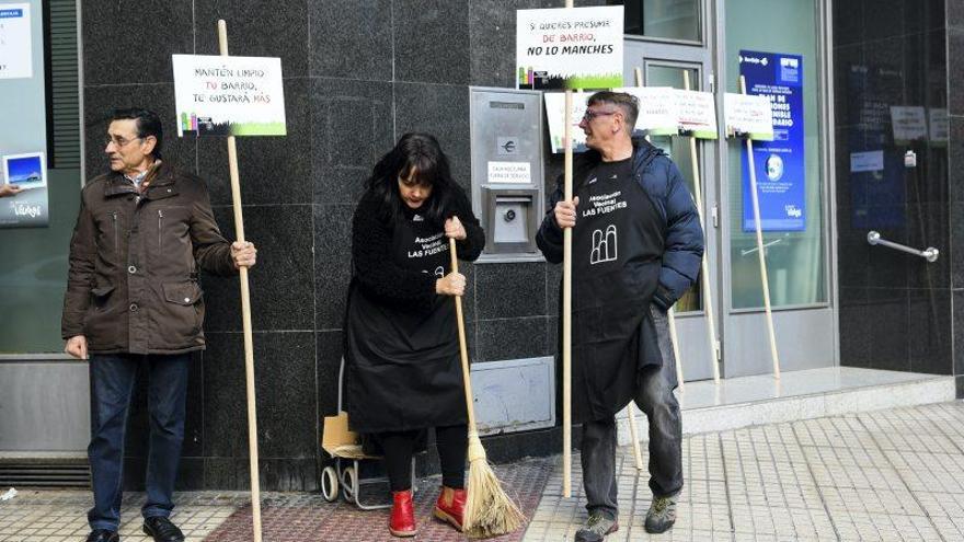 La ‘escobada’ vecinal que triunfa antes de celebrarse