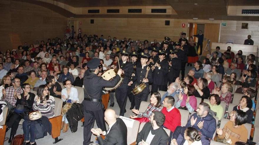 Banda de Música entra vestida de época en el Auditorio. // Santos Álvarez
