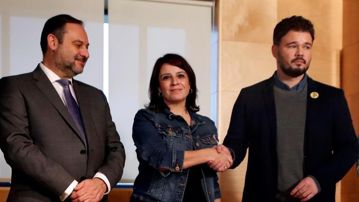 La portavoz parlamentaria del PSOE, Adriana Lastra, y el de ERC, Gabriel Rufián, se dan la mano, junto al secretario de Organización socialista, José Luis Ábalos.