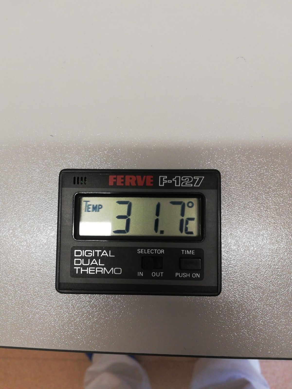 Un termómetro marca 31 grados en la unidad de bucodental, en el mes de junio.