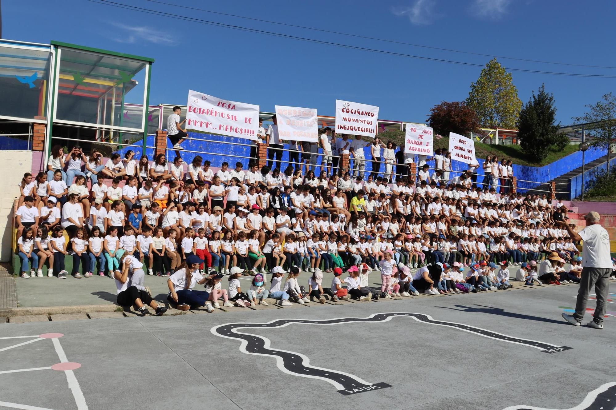 El homenaje a Rosa Isorna Portugués, que se jubila a los 72 años después de 46 ejerciendo como cocinera y «segunda madre» en el CPI Progreso de Catoira.