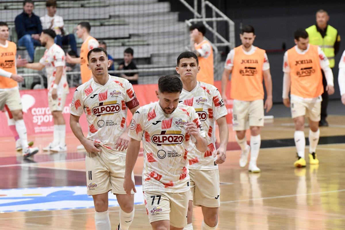 Las imágenes más destacadas del partido entre ELPozo y O Parrulo