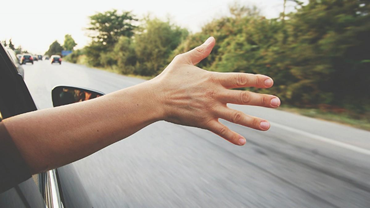 10 señales que hacemos con las manos al conducir y su significado
