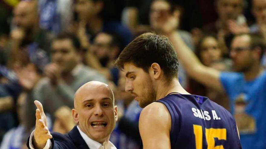 Carles Marco da indicaciones a Agustí Sans durante la final de Copa.