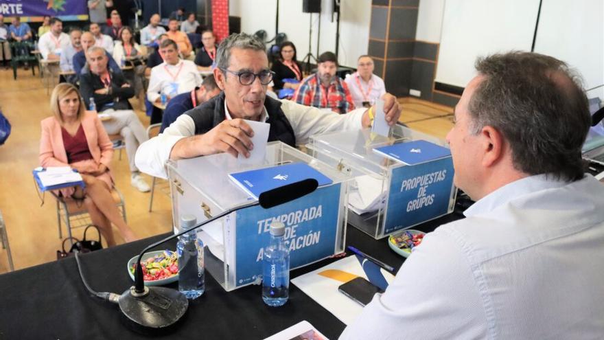 Tino Traver (Roda) vota ante la presencia de Salvador Gomar, presidente de la FFCV.