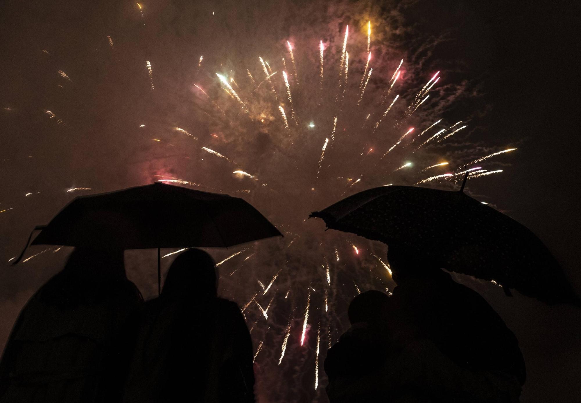 EN IMÁGENES: Así se vivieron unos fuegos de San Mateo bajo la lluvia en Oviedo