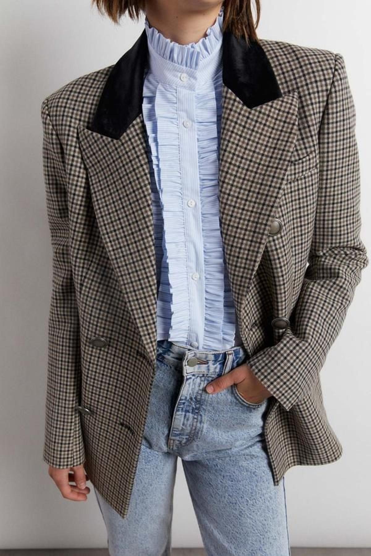 Blazer de cuadros con solapas de terciopelo. Rebajada de 59,99 a 39,99 euros.