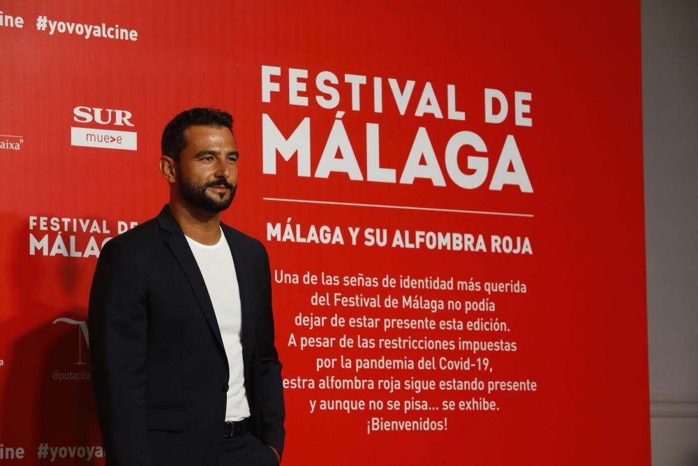 Sin los gritos y los móviles de los (jóvenes) aficionados al cine en los aledaños del Cervantes, comenzó el Festival de Málaga con un photocall sin alfombra roja pero con el glamour del Hotel Miramar.