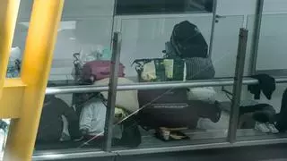El Gobierno señala a Madrid en la crisis de las personas sin hogar de Barajas y la Comunidad le acusa de mentir