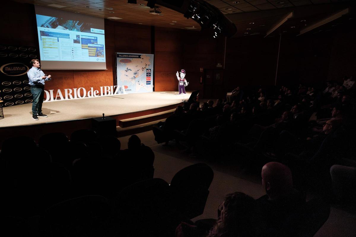 Marc Rodà, responsible for the Millennium program at the national level of Grup Eina, during his speech at the convention organized by Recambios Ibiza.