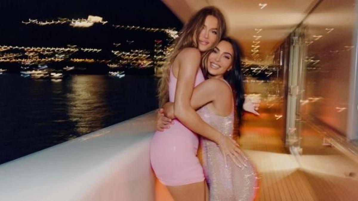 Las hermanas Kim y Khloé Kardashian a bordo del Naia, fabricado por Freire Shipyard.