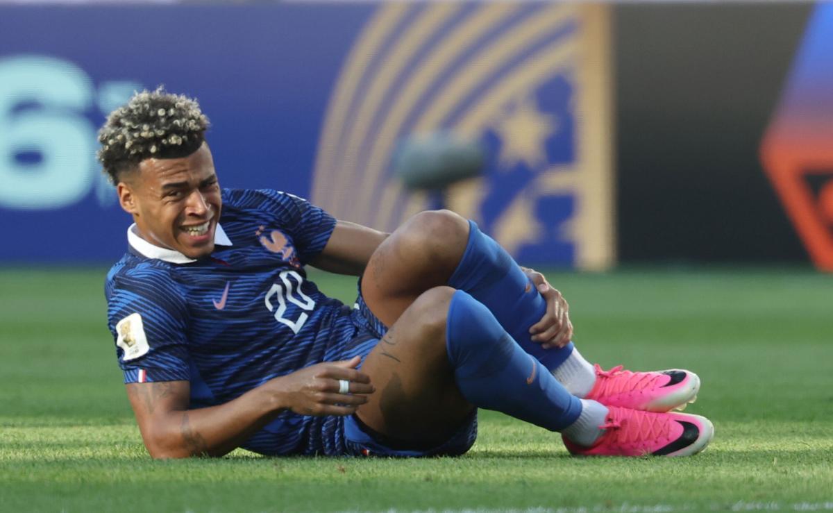 Désiré Doué se duele en el área tras recibir una patada que derivó en el penalti que decidió el Paraguay-Francia disputado en Filadelfia.