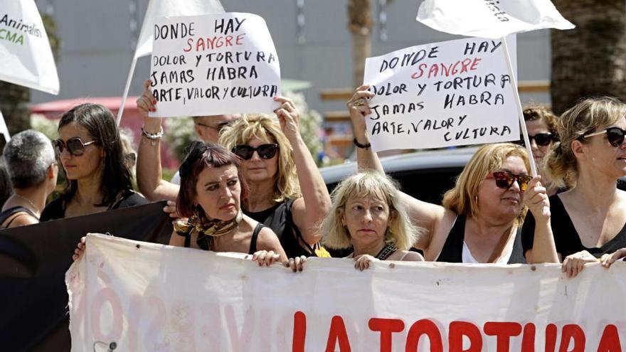 Concentración antitaurina en los bous de Dénia.