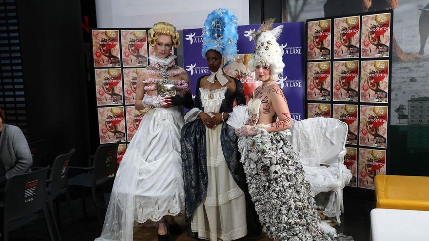 La aristocracia más pomposa e irreverente se pasea por A Laxe