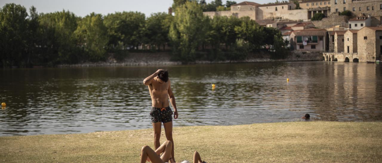 Bañistas en la playa de Los Pelambres en una imagen de archivo durante una ola de calor.