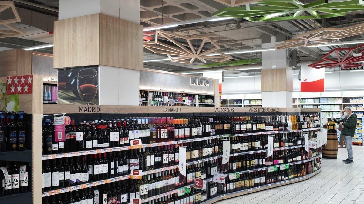 Casi 4 euros de diferencia por el mismo litro de aceite entre dos supermercados de Madrid