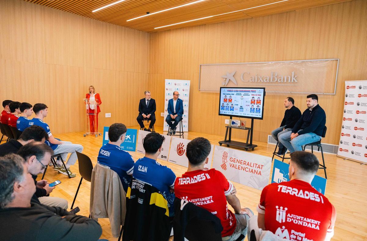 Este dimarts s'ha presentat en l’Alqueria Julià les dos últimes finals de la Lliga CaixaBank, que se celebraran este 29 de març en el trinquet de Guadassuar.