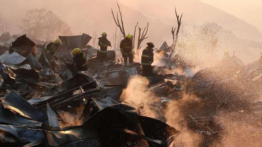 Un centenar de casas destruidas por un incendio en la ciudad chilena de Valparaíso