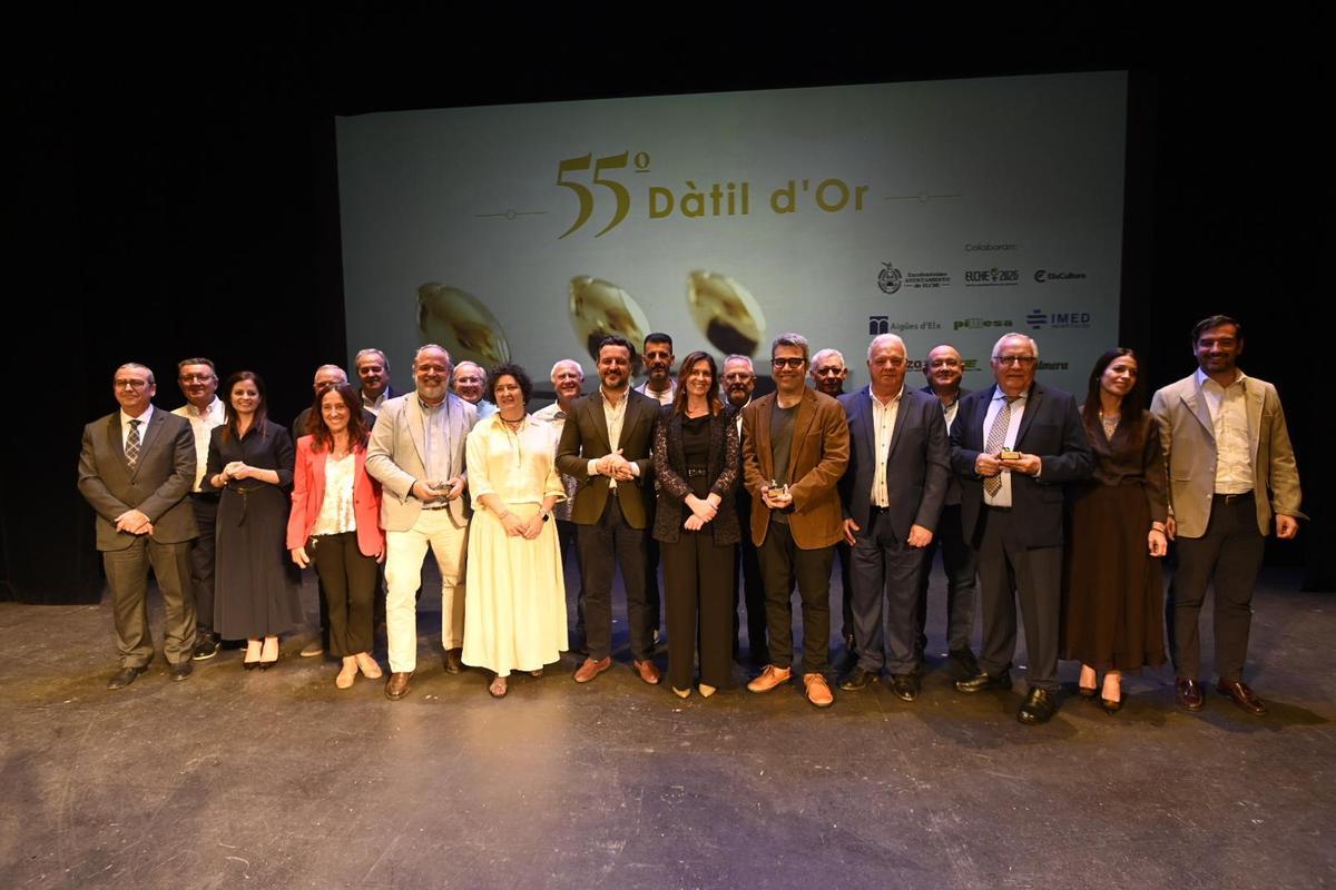 Foto de familia de premiados y representantes de la Asociación de Informadores de Elche, así como el alcalde y diferentes miembros del gobierno municipal