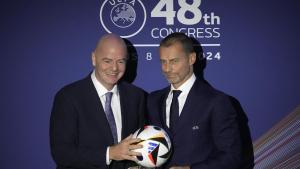 Gianni Infantino, presidente de la FIFA, junto a Alekasandr Ceferin, presidente de la UEFA.