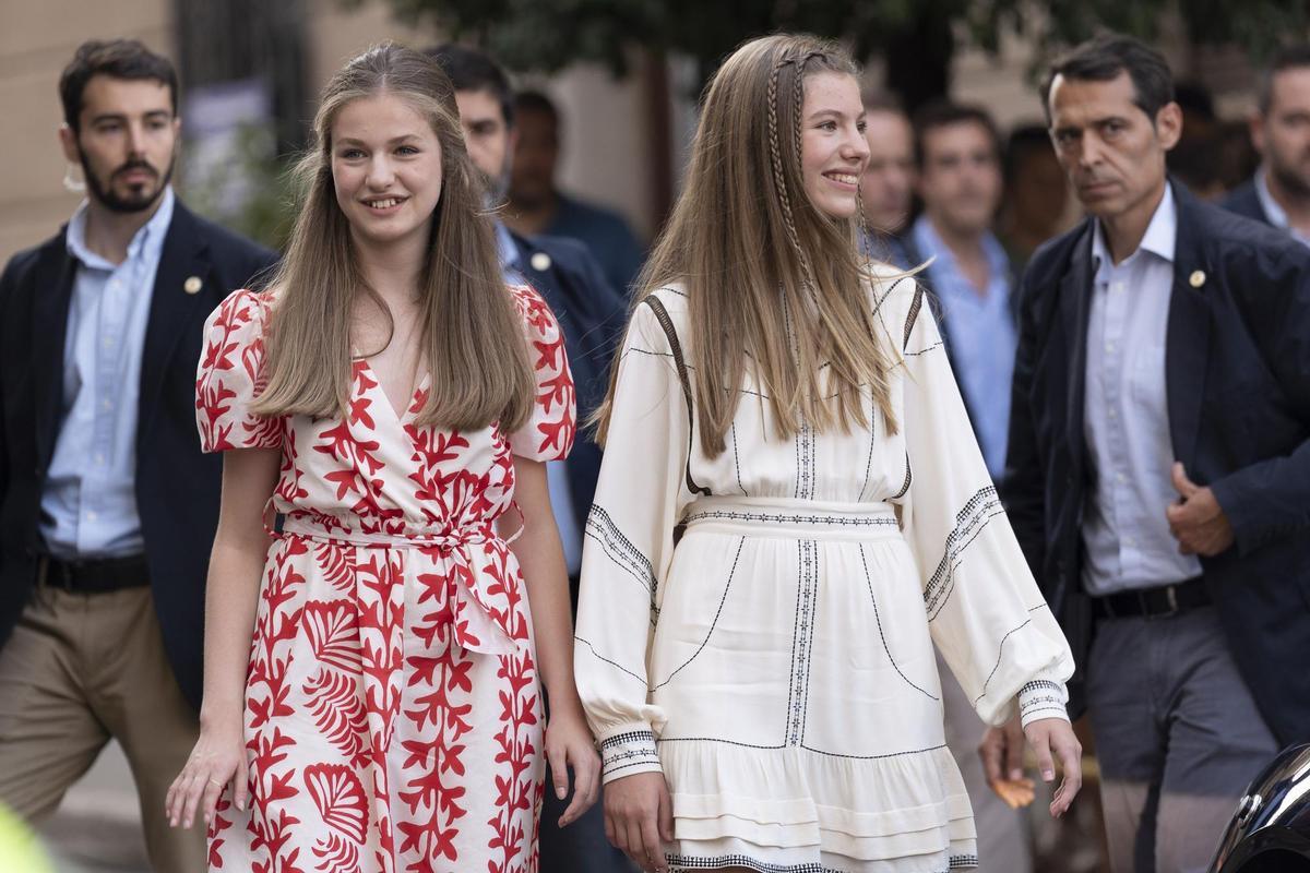 La princesa Leonor llega al museo Dalí de Girona entre aplausos y pitidos