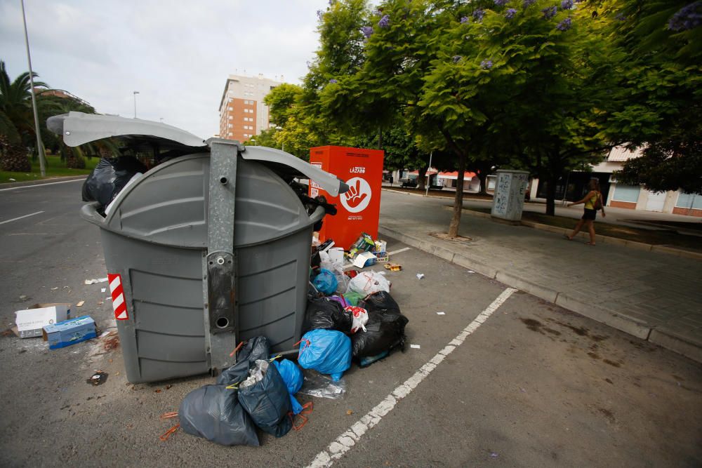 La basura vuelve a acumularse tras la segunda noche de huelga