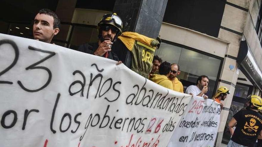 Los brigadistas de Tineo, durante la concentración.