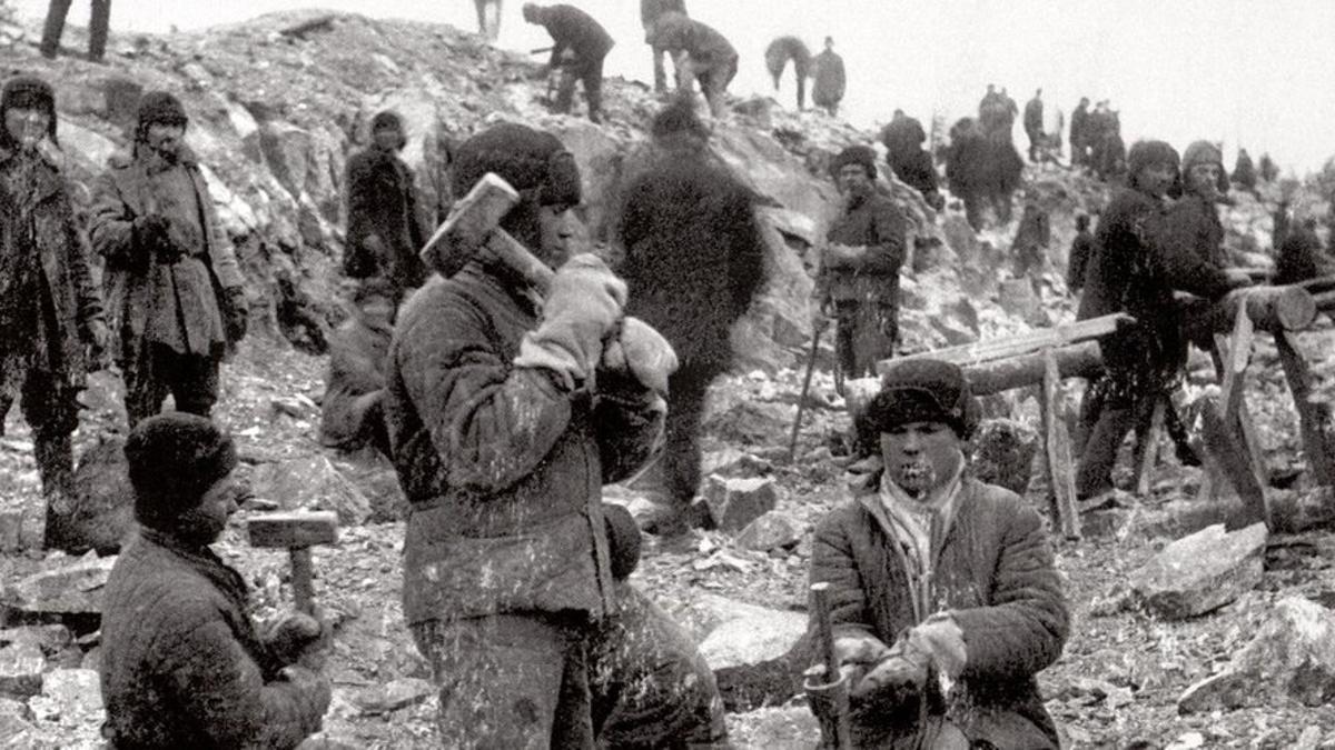 Prisioneros partiendo piedras y colocando cargas explosivas