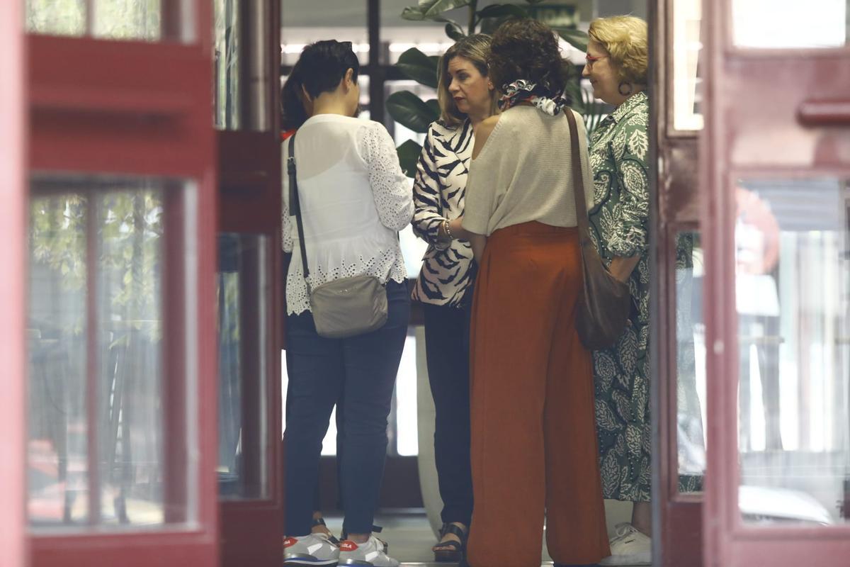 La consejera de Educación, Claudia Pérez, evalúa los daños con la dirección del centro.