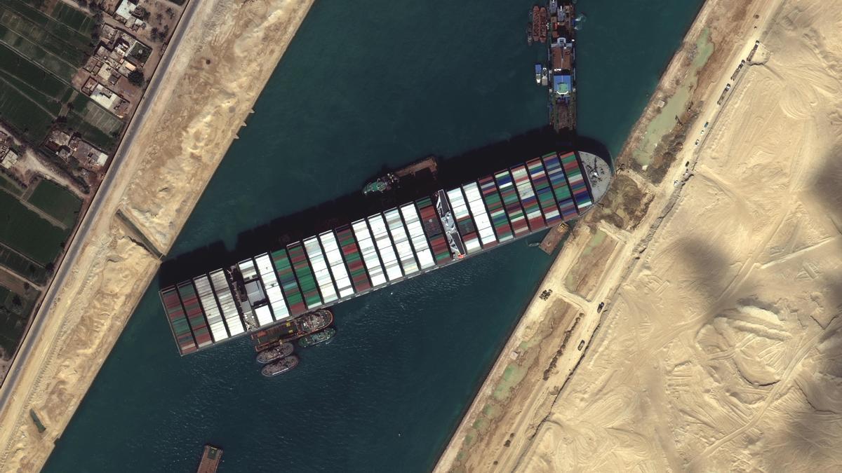 Imagen del buque que bloquea el canal de Suez.