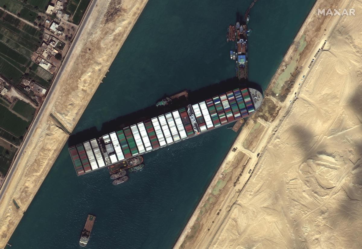 Imagen del carguero que bloque el canal de Suez.