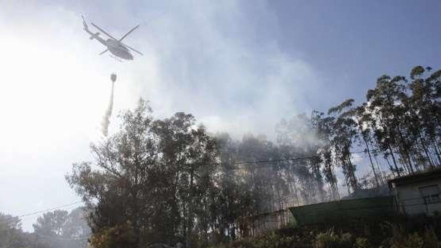 Un helicóptero actúa en un reciente incendio en Vilaboa. // S. Á.