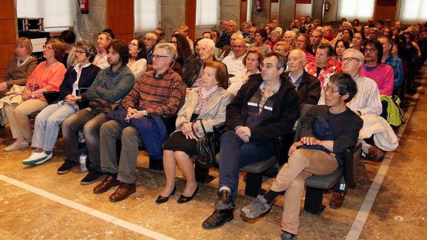 Público que asistió ayer al Club FARO, en el Auditorio Municipal do Arenal. // Marta G. Brea