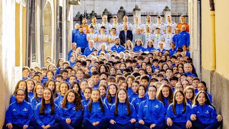 El Balonmano Zamora inmortaliza su crecimiento de sus categorías inferiores cerca de la catedral