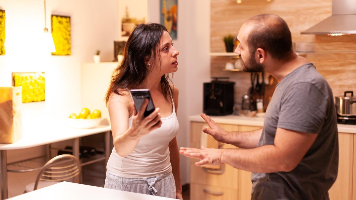 Una pareja discutiendo al ser descubierta la infidelidad de uno de ellos