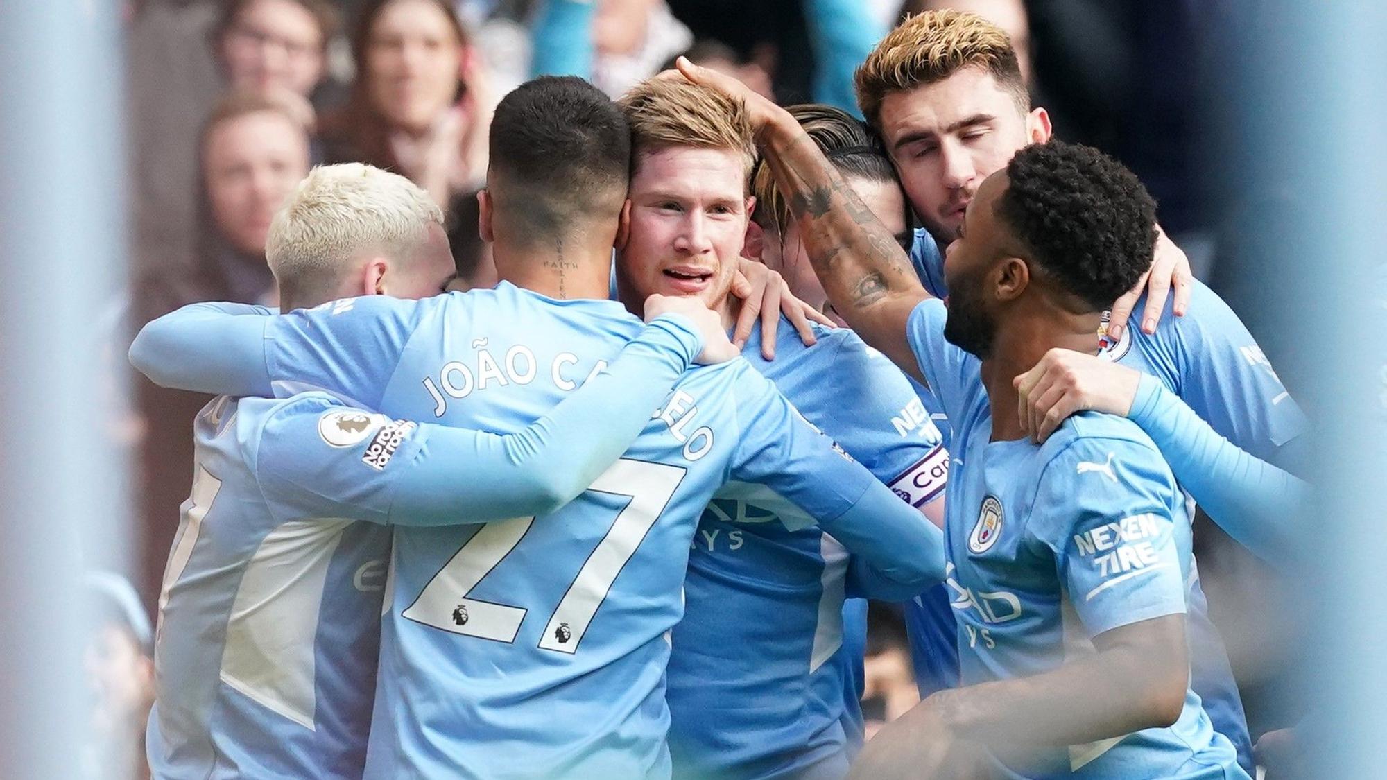 Los compañeros felicitan a Kevin de Bruyne tras marcar el gol, decisivo, sobre el Chelsea.