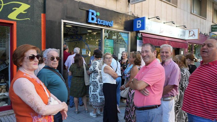 Largas colas y plazas agotadas: la carrera de los mayores de Badajoz por un viaje del Imserso