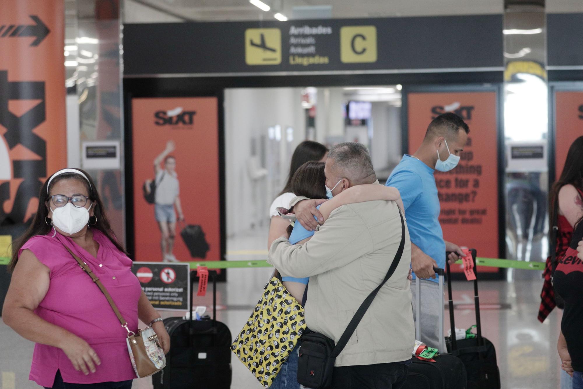 Vuelven los abrazos al aeropuerto de Palma con la entrada libre para acompañantes