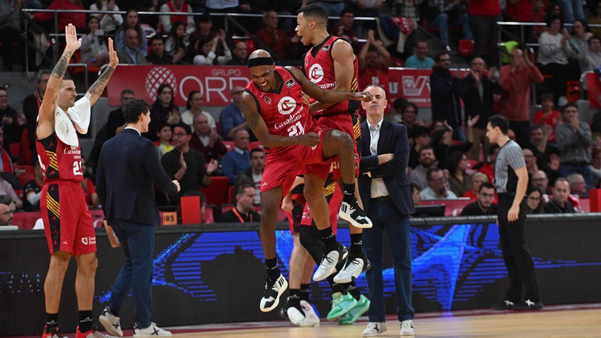 Trae Bell-Haynes y Thad McFadden festejan una acción de juego en el encuentro entre el Casademont y el UCAM Murcia.