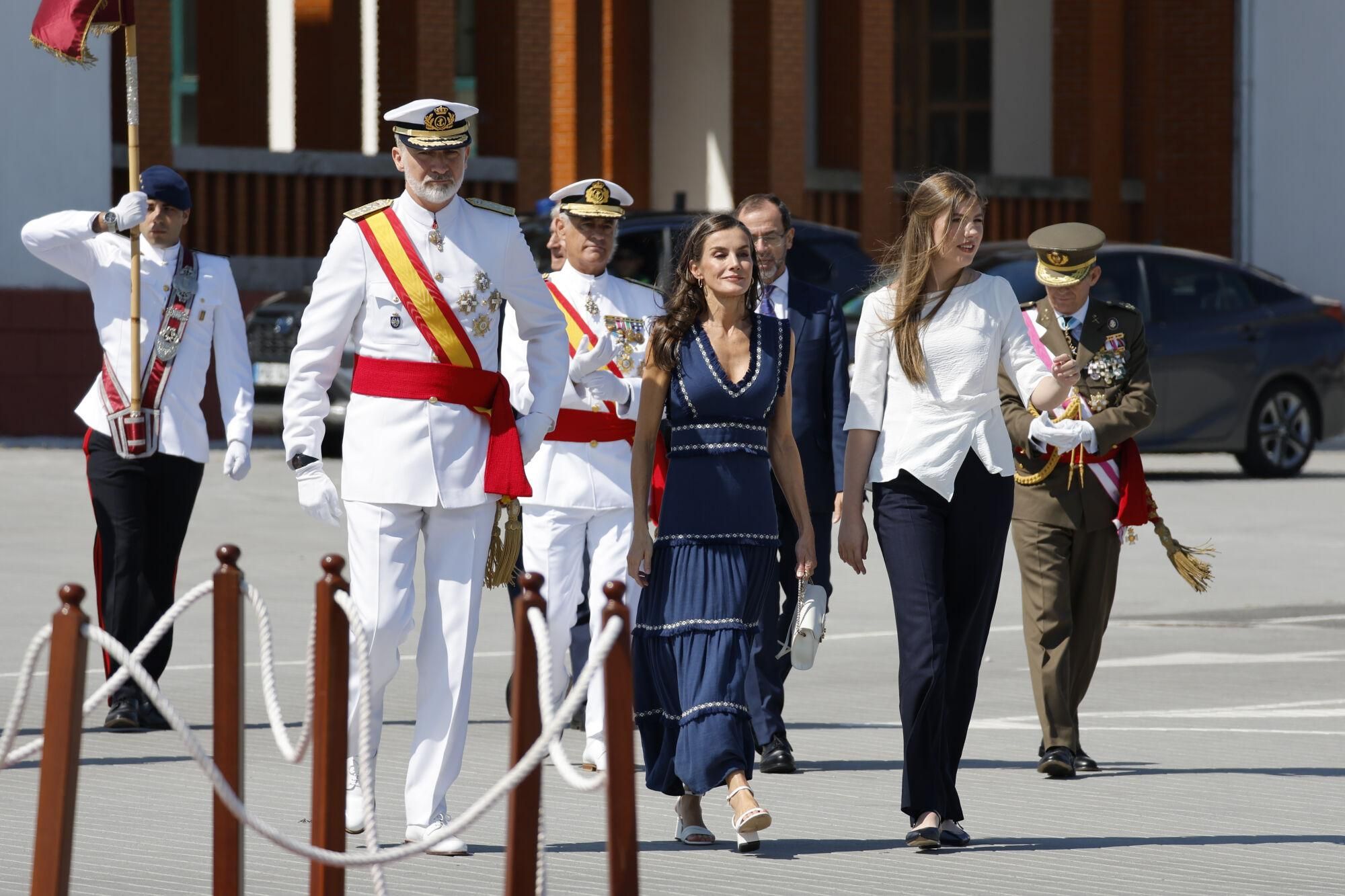 MARÍN (PONTEVEDRA), 16/07/2025.- Los reyes Felipe VI y Letizia, y la infanta Sofía (d) asisten a la entrega de reales despachos a los nuevos oficiales en la Academia Naval de Marín, un acto en el que la princesa Leonor recibirá la Gran Cruz al Mérito Naval, este miércoles. EFE/ Lavandeira Jr