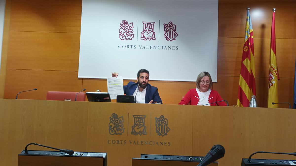 El síndic del PSPV, José Muñoz, muestra la respuesta parlamentaria sobre los trayectos del 29-O.