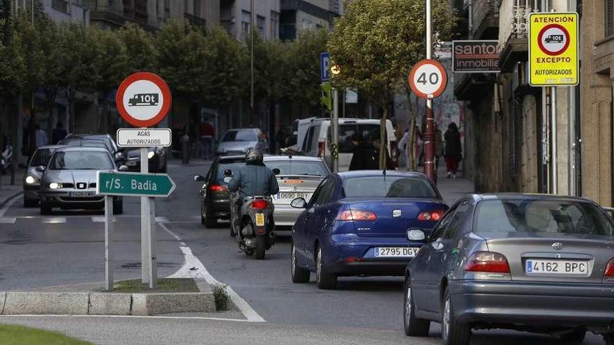 El veto al transporte pesado por Sanjurjo Badía deriva casi 300 camiones a la autopista