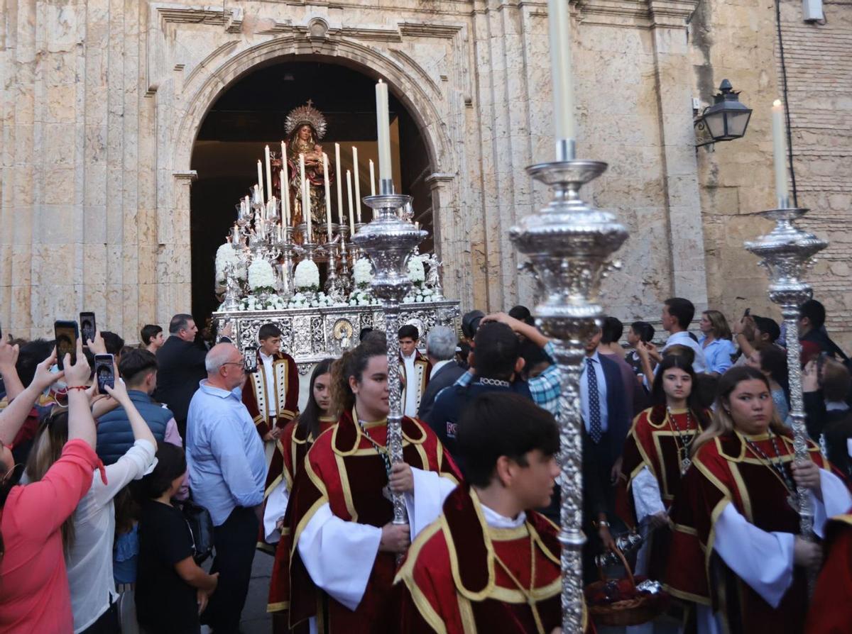 La Virgen del Amparo, enmarcada en la puerta de la parroquia de San Francisco al inicio de una salida procesional. | ÓSCAR BARRIONUEVO
